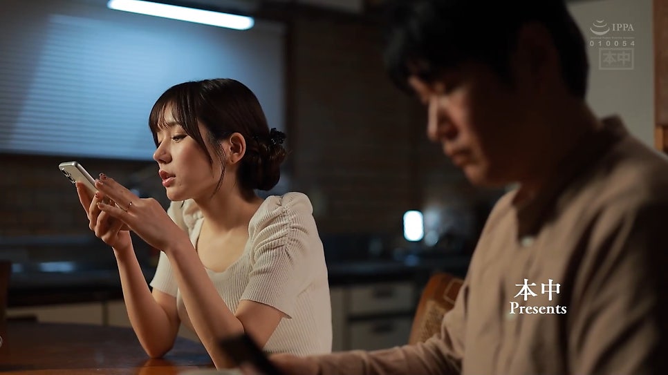 이츠카이치 메이 [HMN-728] 결혼 기념 미약 중출 NTR