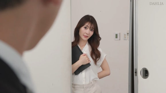 오자와 나호 [DLDSS-382] 20년 지기 동료와 단둘이 보낸 뜨거운 출장의 밤