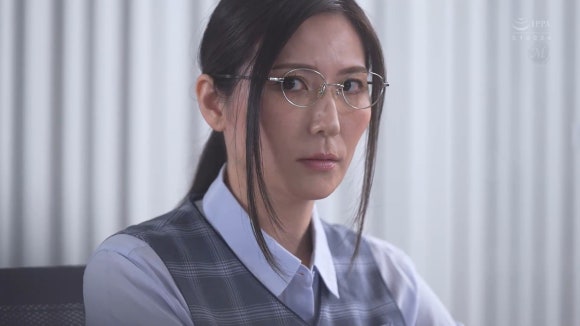 시이나 유나 [JUR-274] 수수한 유부녀 경리의 은밀한 이면과 전용 M 각성